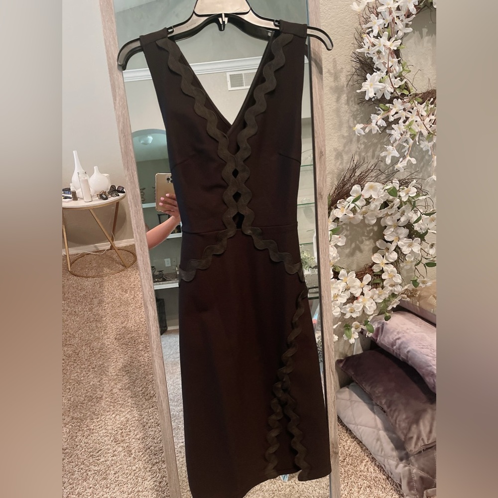 Woman dress size small color black I just wear one time looks new it’s beautiful